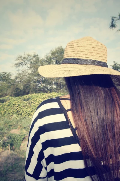 Happy woman with hat on summer — Stock Photo, Image