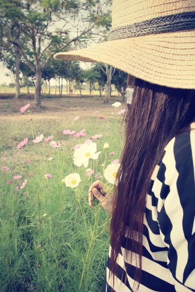 Gelukkige vrouw in hoed op zomer — Stockfoto