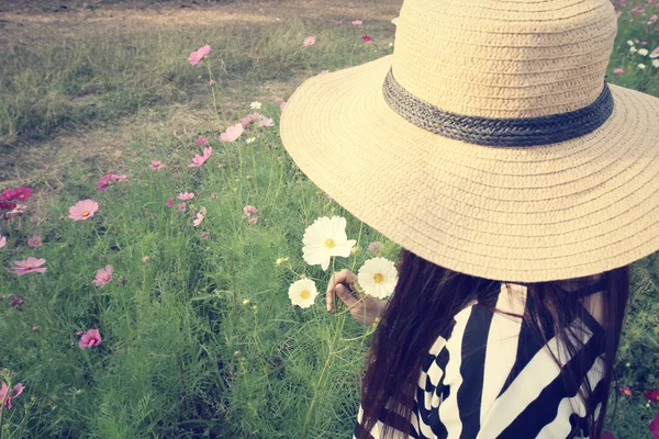 Wanita bahagia di topi pada musim panas — Stok Foto