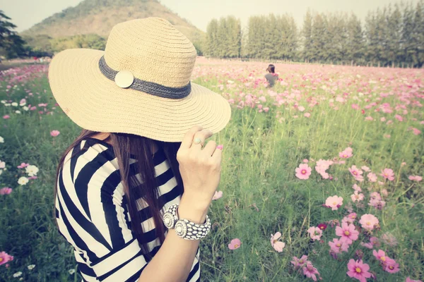 Gelukkige vrouw in hoed op zomer — Stockfoto