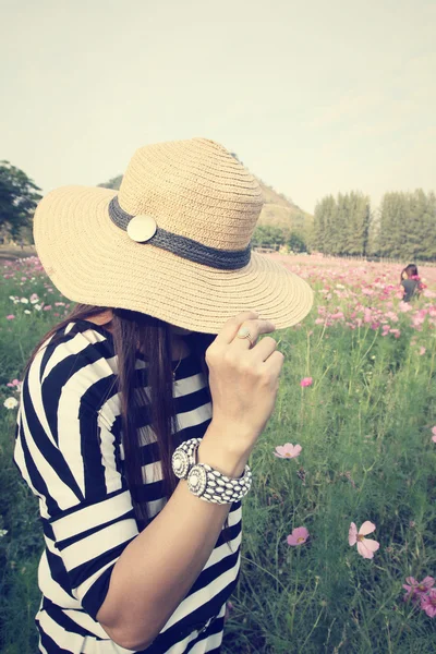 Gelukkige vrouw in hoed op zomer — Stockfoto