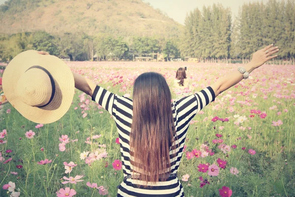 Glückliche Frau mit Hut im Sommer — Stockfoto