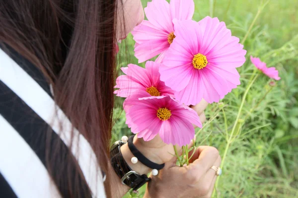 Женщина, нюхающая цветы — стоковое фото