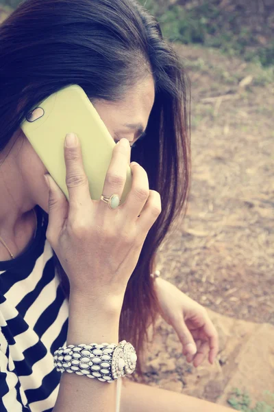 스마트폰을 사용하는 여성 — 스톡 사진