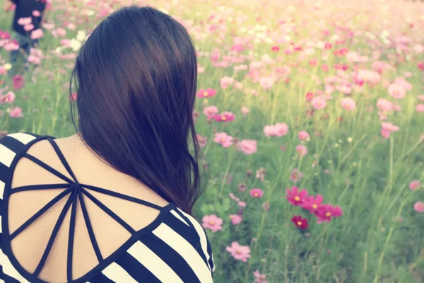 ピンクのコスモスの花を持つ女性 — ストック写真