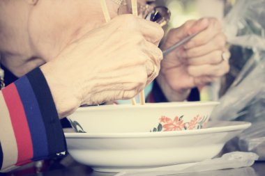 .. .erişte yiyorlar