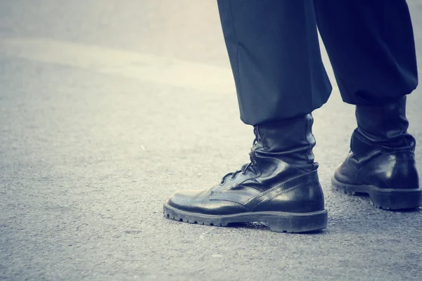 Militaire schoenen en benen — Stockfoto