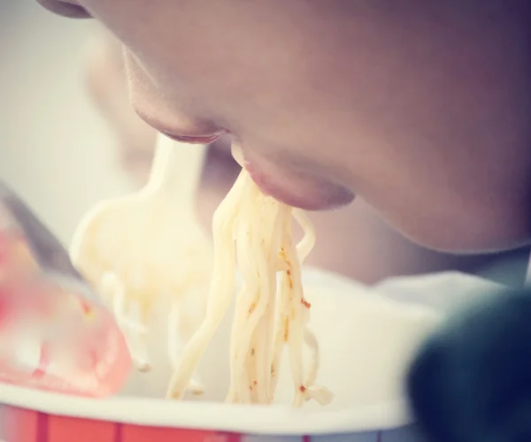 Eating dry instant noodle — Stock Photo, Image