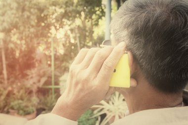 Cep telefonu kullanan adam