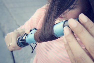 Saç Düzleştirici kullanan kadın