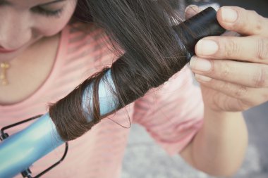 Saç Düzleştirici kullanan kadın