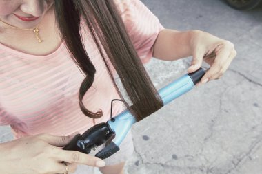 Saç Düzleştirici kullanan kadın