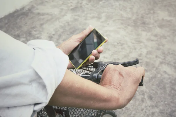 Mann benutzt Smartphone mit Fahrrad — Stockfoto