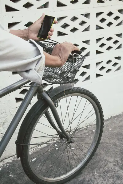 Человек, использующий смартфон с велосипедом — стоковое фото