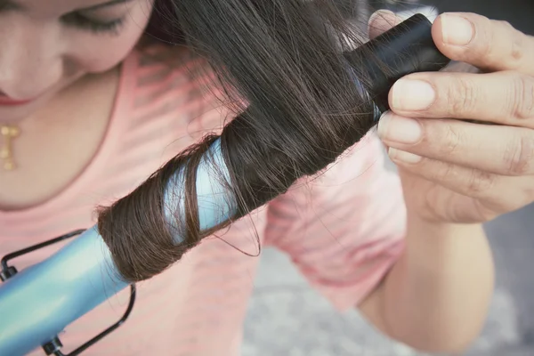Saç Düzleştirici kullanan kadın