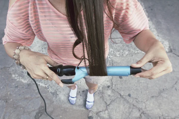 Saç Düzleştirici kullanan kadın