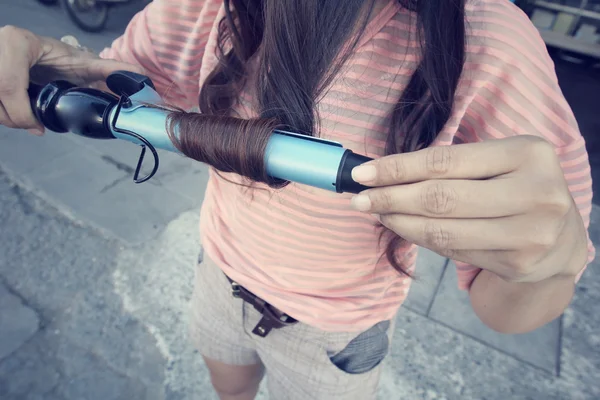 Saç Düzleştirici kullanan kadın