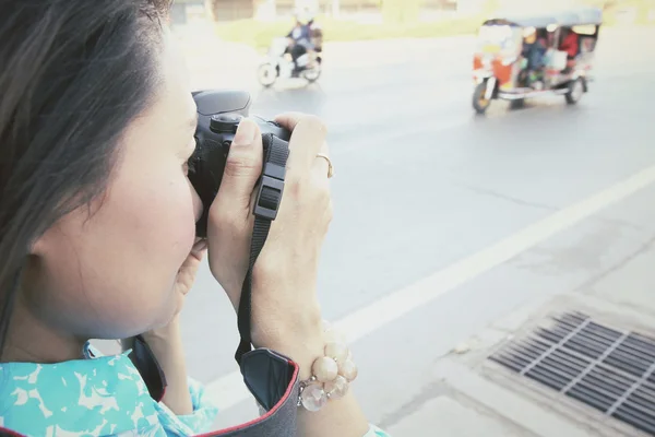 Mulher usando uma câmera para tirar foto — Fotografia de Stock