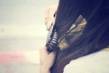 Saçlarını tarayan bir kadın