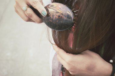 Saçlarını tarayan bir kadın