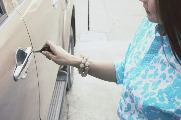 Γυναίκα ανοίγει την πόρτα αυτοκίνητο — Φωτογραφία Αρχείου