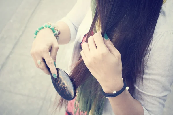 Vrouw kammen haar haar — Stockfoto