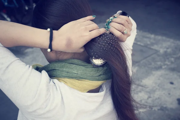 Woman combing her hair — Stock Photo, Image