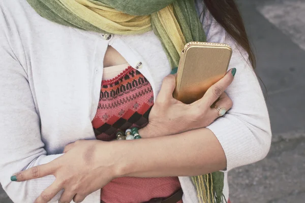 Mulher com telefone inteligente — Fotografia de Stock