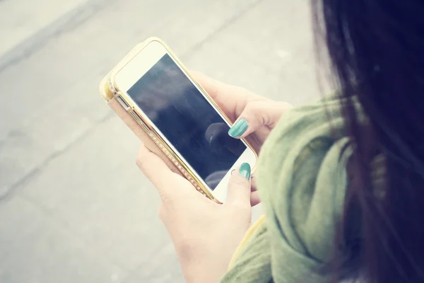 Woman using smart phone — Stock Photo, Image