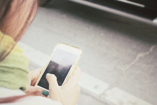 Женщина с помощью смартфона