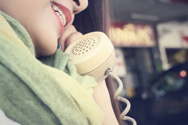 Mulher falando por telefone — Fotografia de Stock