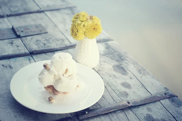 Кокосовое мороженое с тортом — стоковое фото
