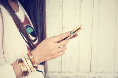 Akıllı telefon kullanan kadın