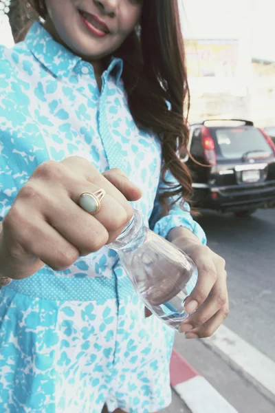 女性は、水を飲む — ストック写真