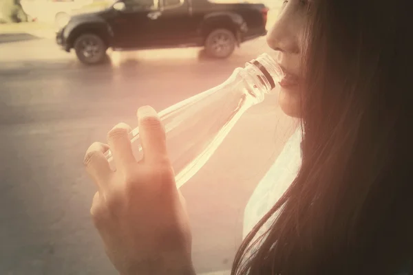 Woman drinking water — Stock Photo, Image