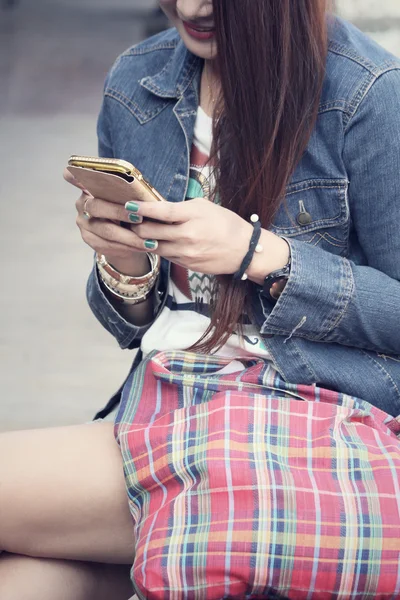 Frau benutzt Smartphone — Stockfoto