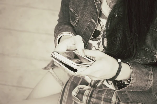 Woman using smart phone — Stock Photo, Image