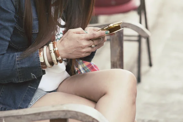 Mujer usando teléfono inteligente — Foto de Stock