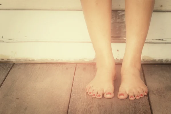 Žena nohy s červeným lakem na nehty — Stock fotografie