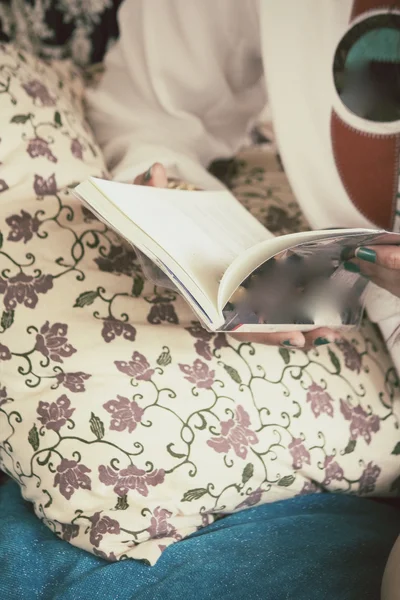 Mujer leyendo libro en el sofá —  Fotos de Stock