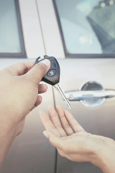 Mano con coche llave — Foto de Stock