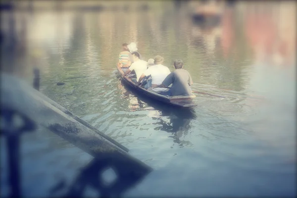 Blurred of traveling on boat at damnoen saduak floating market, Thailand — Stock Photo, Image