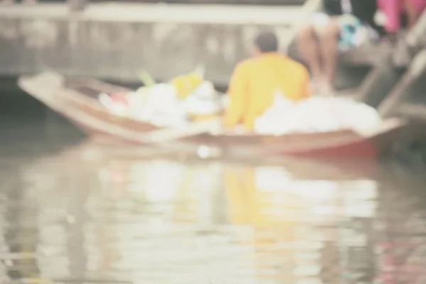 Blurred of buddhist monks on boat at damnoen saduak floating market, Thailand — Stock Photo, Image