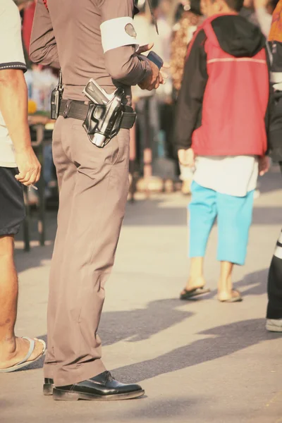 Policia com arma — Fotografia de Stock