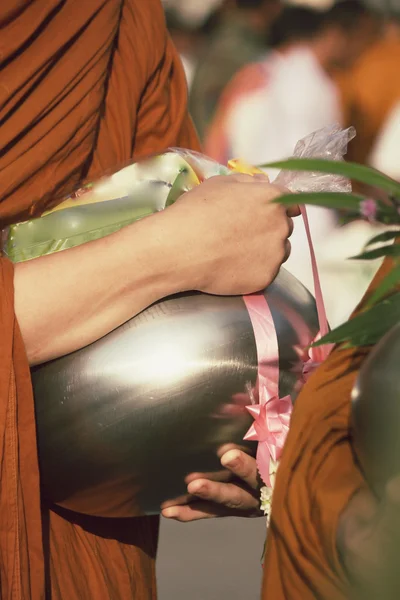 Bir Budist rahip gıda vermek — Stok fotoğraf