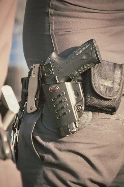 Polizist mit Waffe — Stockfoto