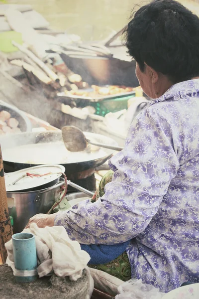 Damnoen saduak drijvende markt, Thailand — Stockfoto