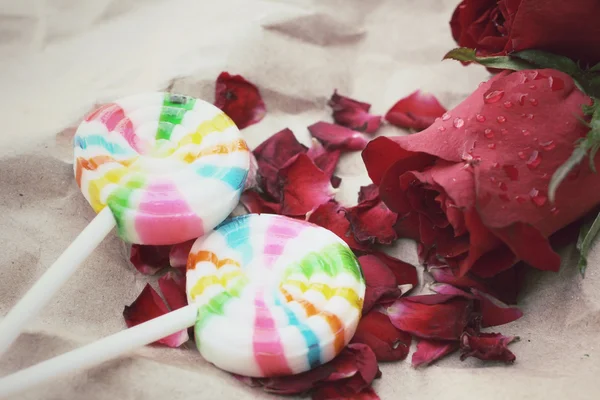 Red roses with colorful candy — Stock Photo, Image