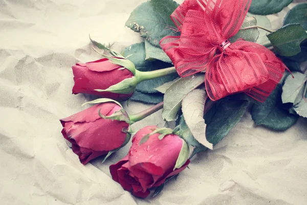 Rosas rojas con cinta de lazo —  Fotos de Stock