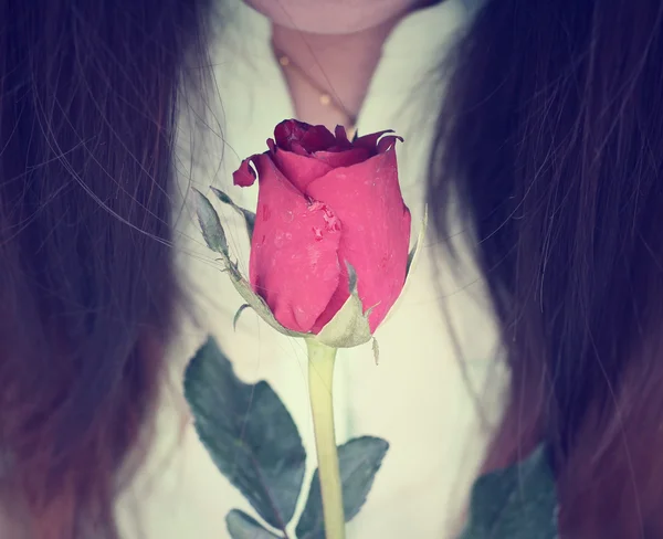 Mujer con rosa roja — Foto de Stock